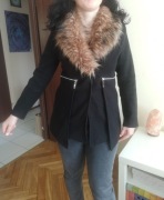 Wspaniały płaszczyk włoski z suwakami i futerkiem S zamki