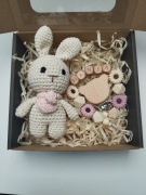 Personalizowany box prezentowy dla niemowlaka grzechotka + zawieszka 