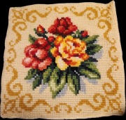 Poszewka na poduszkę z kwiatowym haftem igłowym w stylu vintage