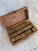 Pieczątki drewniane stemple styl vintage retro alfabet litery 