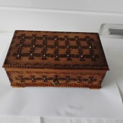 Pudełko drewniane zamykane na kluczyk, zdobione