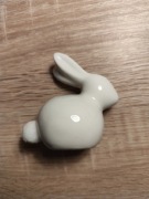 Ceramiczna figurka biały króliczek z puszystym ogonkiem – Dekoracja