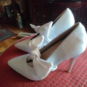 CHI CHI London Ślubne, atłasowe czółenka z kokardą 38