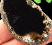 Brązowo-czarny surowy plaster agatu, wisiorek