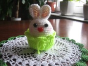 ZAJĄCZEK WIELKANOCNY W SELEDYNOWYM KOSZYCZKU RĘKODZIEŁO 