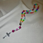 Różaniec ręcznie robiony z wielokolorowych koralików świecących w nocy