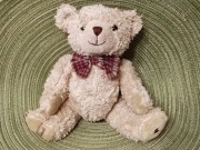 Maskotka Miś Bukowski z muchą i serduszkiem siedzący 