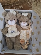 Zestaw prezentowy dla dziecka babybox miś na szydełku z imieniem