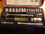 Klucze nasadowe 21 w metalowym pudełku z XX wieku