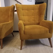 Fotel musztardowy, żółty albo złoty. BRW