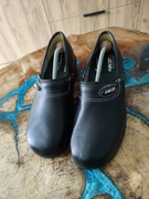 Czarne skórzane klapki robocze marki HKSDK z zakrytą piętą 