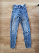 Niebieskie spodnie jeansowe marki Bershka rozmiar XS
