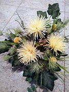 Stroik ze sztucznych kwiatów