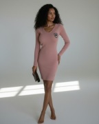 Prążkowana sukienka z cyrkoniową aplikacją, pudrowy róż 