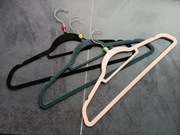 Welurowe wieszaki antypoślizgowe 3 kolory 80 SZTUK