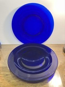 talerze patery trzy szklo kolor kobaltowy,liczne ryski,piekny kolor i forma