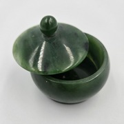 Pojemniczek z naturalnego jadeitu z pokrywką – ozdobny, kolekcjonerski
