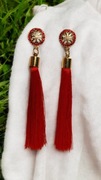 Stylowe kolczyki z czerwonymi frędzlami