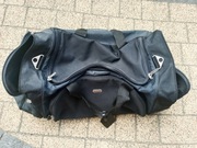 Czarna torba turystyczna na sztywnym spodzie stelażu 