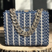 Ręcznie robiona torebka na ramię – granatowo-biala torba z łańcuchem |