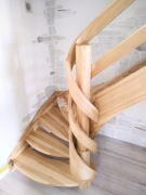 Schody drewniane samonośne okładkowe, zabiegowe,barierki 