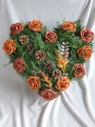 stroik serce na grób cmentarz róże brązowe rude jesienne szyszki igliwie