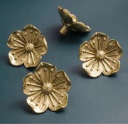 Uchwyt do mebli dziecięcych złoty; złota gałka meblowa w kształcie kwiatu