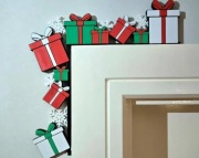 prezenty i śnieżynki na framugę drzwi Dekoracja świąteczna