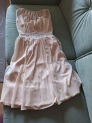 Elegancka, kremowa sukienka – idealna na wesel