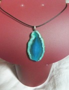 Niebieski agat, surowy plaster, wisiorek na rzemieniu