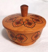 Drewniana, malowana cukiernica - wzór ludowy.