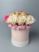 Flower Box z Ferrero Rocher i róż mydlanych – prezent