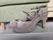 Letnie zamszowe buty na obcasie. BATA