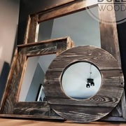 Lustra w rustykalnych drewnianych ramach.