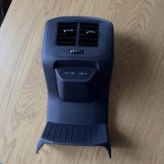 Oryginalny tylny panel tunelu środkowego VW T-Roc 2022 | nawiewy + USB-C 