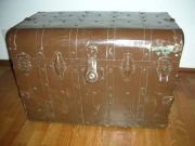 Skrzynia podróżna obita blachą z okuciami