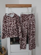 Dres z motywem zwierzęcym kolor fango z brązem.