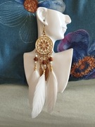 Kolczyki wiszące BOHO z piórami i motywem kwiatowym. Etniczny szyk!