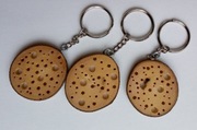 Drewniany brelok do kluczy. Dziurawy brelok