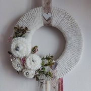 Biały wianek na drzwi z dzianiny z wstążkami 