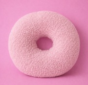 Poduszka do piercingu donut do przekłuwania uszu okrągły Baranek  34 cm 
