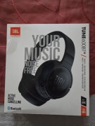 Bezprzewodowe słuchawki nauszne JBL Tune 600BTNC w kolorze czarnym.