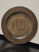 Drewniana misa dekoracyjna KROSNO – ręcznie rzeźbiona, metalowe zdobienia