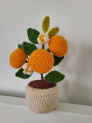 Drzewo mandarynki w doniczce na szydełku