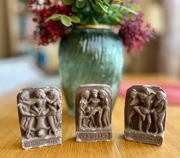 Zestaw trzech płaskorzeźb erotycznych z Indii