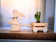 Drewniany zajączek z wózkiem dekoracja Wielkanoc koszyk na kwiat. 25cm 