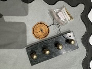 Marmurowy wieszak zielono-złoty ozdobny Nordal 4 haczyki złote