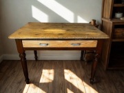 Autentyczny stół z litego drewna – ciężki, solidny, idealny do loftu