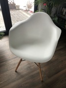 Białe krzesło kubełkowe w stylu skandynawskim Lisbona