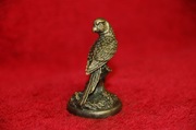 papuga na gałęzi - odlewana figurka z brązu - miniatura ptaka